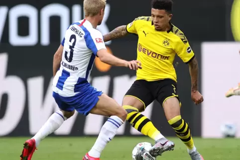 Am Ball ein Könner: Jadon Sancho (rechts), hier im Duell mit dem Berliner Per Skjelbred.