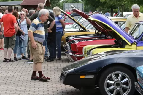 Stelldichein alter automobiler Schönheiten vor dem Adamshof anno 2019.