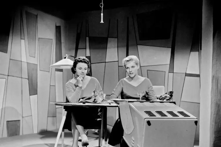 Prägten das frühe ARD-Programm mit: die „WDR-Fernsehansagerinnen“ Mady Manstein (links) und Ingrid Ernest, hier 1956 im Studio.