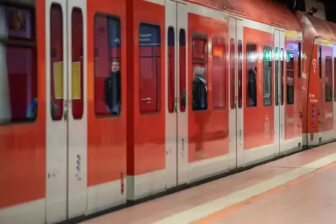 Mit einer günstigen Monatskarte per S-Bahn und Bus zur Arbeit: Die Stadt will eine Alternative zur Anreise mit dem Auto bieten. Mit einer günstigen Monatskarte per S-Bahn und Bus zur Arbeit: Die Stadt will eine Alternative zur Anreise mit dem Auto bieten.