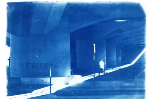 Cyanblauer Weg in die Abstraktion: Ansicht der Ludwigshafener Hochstraßen von Jörg Heieck. 