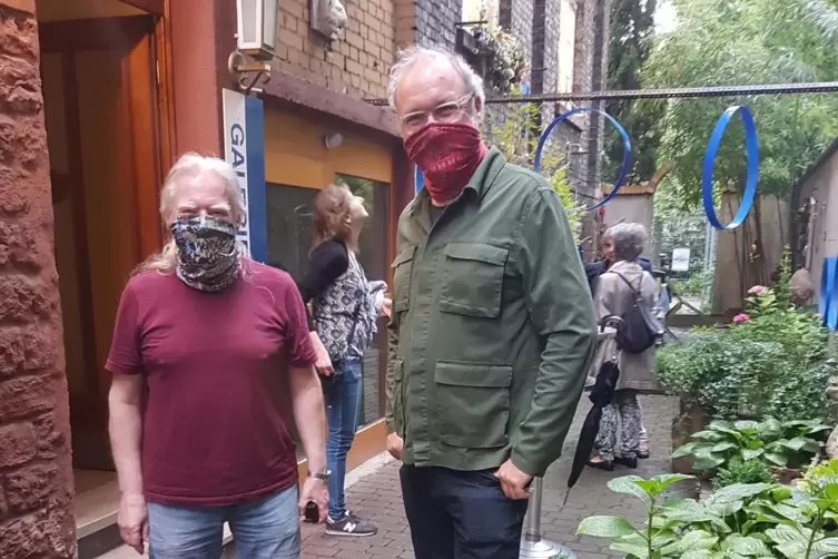 Zeigen erstmals ihre Arbeiten in einer Doppelschau: G&uuml;nther Wilhelm (links) und J&ouml;rg Heieck, im idyllischen Hof der Hartmannstra