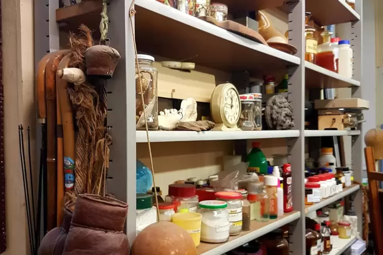 Tiegel, T&ouml;pfe, Kurioses: Material lagert &uuml;berall im Atelier von G&uuml;nther Wilhelm. 