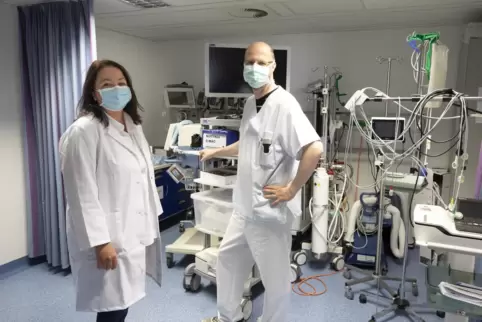 Die neue Transplantationsbeauftragte des Westpfalz-Klinikums Kerstin Mönch und ihr Vorgänger Oliver Haas – natürlich mit Mundsch