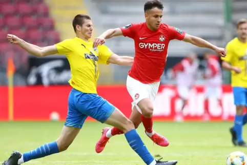 Dritlliga-Startelf-Debütant: Der Lauterer Anas Bakhat – hier im Zweikampf mit Maximilian Rohr (links) vom FC Carl Zeiss Jena – b