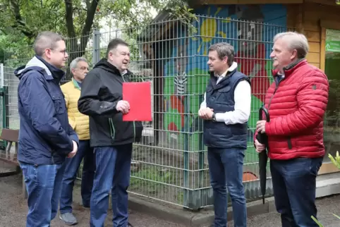 Vogelpark-Chef Peter Tiesler erklärt der CDU-Delegation um ihn herum, wo der Schuh drückt. Schifferstadts Beigeordnete Patrick P