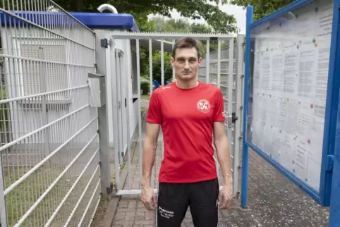 Vor verschlossener Tür: Mirko Obradovic am Eingang des Warmfreibades. 