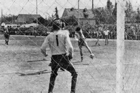 Entscheidendes Aufstiegsspiel auf dem Sportgelände an der Obersülzer Straße gegen den VfR Kirn vor der Rekordkulisse von 3442 Zu