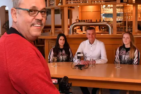 Peter Schallmeier dreht das Gespräch von Moderator Thomas Dill-Korter mit Haßlocher Cheerleadern.