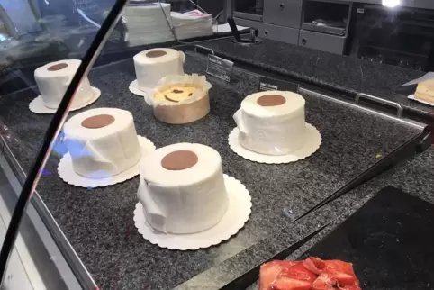 Süßes aus der Krise: Diesen Klopapier-Kuchen haben wir in einer Supermarkt-Bäckerei im Stadtteil Süd fotografiert.