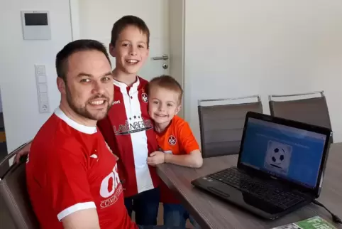 Mario Gailing mit den beiden ältesten Söhnen Tim und Mats. Auf dem Notebook seine Seite www.fussballromantiker.com. 