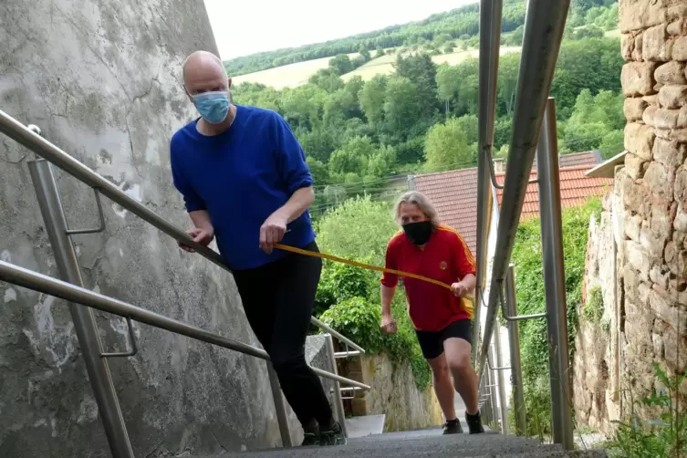 Auf dem Zahnfleisch: links Eric Sayer, rechts Guido Schönfelder bei ihrem persönlichen Treppenlauf.