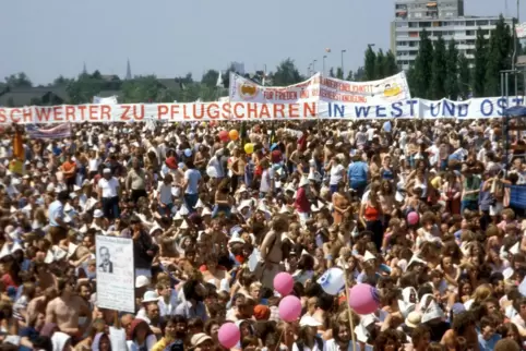 Nicht nur die Nato-Staaten, sondern auch der Ostblock sollte abrüsten, lautete die Forderung vieler Demonstranten. 