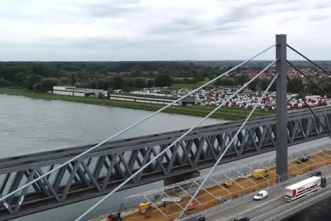 Ein Kabelschaden blockiert den Verkehr über die Brücke. 