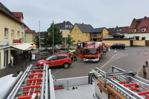 Gesperrt: die Zufahrt zur Neuhofener Straße an der Kreuzung Ludwig-/Rehhütterstraße in Waldsee. 