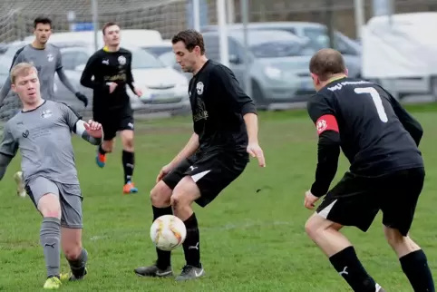 Jens Albrecht (Mitte) bei einem Spiel in Göcklingen. 