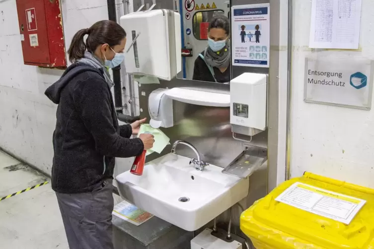 Waschbecken, die viele Arbeiter benutzen, werden regelm&auml;&szlig;ig desinfiziert. Eigens daf&uuml;r sind Besch&auml;ftigte freigestellt worden.