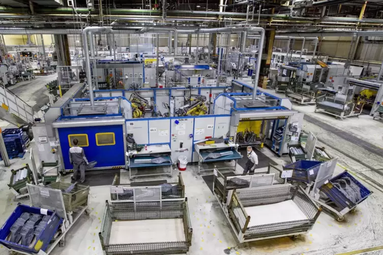 Blick in die Karosseriekomponenten-Fertigung im Kaiserslauterer Opel-Werk.