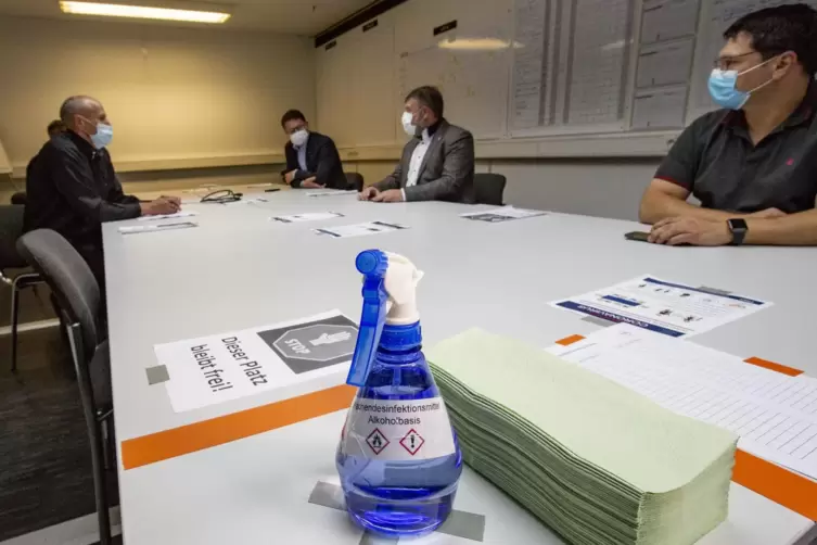Auch in Konferenzen gilt: Abstand halten und H&auml;nde desinfizieren. 