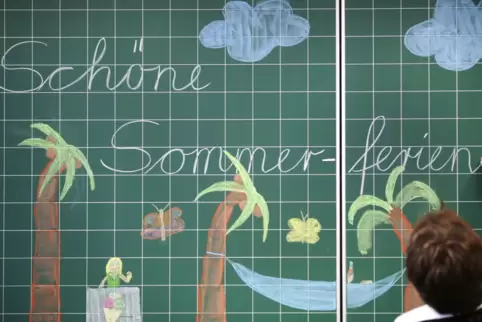 «Schöne Sommer-ferien» an eine Tafel in einer Grundschule. 