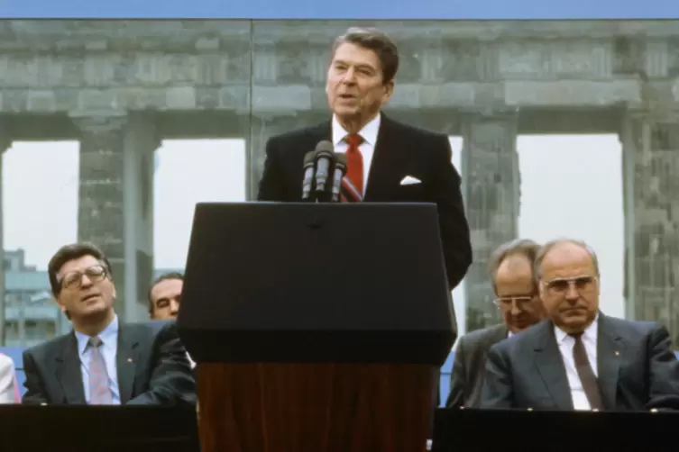  US-Präsident Ronald Reagan bei seiner Berlin-Rede 1987. Neben ihm: (rechts) Bundeskanzler Helmut Kohl und (links) Bundestagsprä