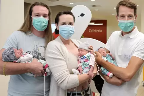 Stolze Eltern: Jarred Joens und Paulina Sommer sowie Chefarzt Hans-Jürgen Gausepohl mit (von links) Rosali, Ida und Genevieve.