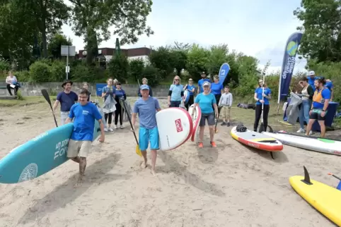 Auf geht’s: Die Mitglieder der Surfrider Foundation legen los.