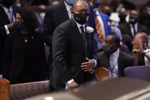 Sylvester Turner, Bürgermeister von Houston, nimmt an der Trauerfeier für George Floyd in der Fountain of Praise Church teil. 