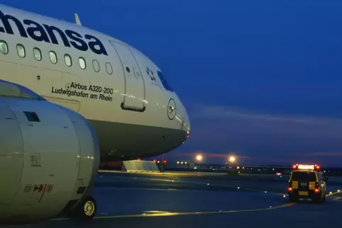 Der Ludwigshafen-Airbus mit einem Follow-me-Wagen auf dem Flughafen Frankfurt. 