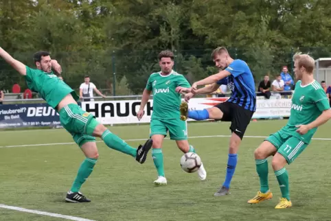 Meister und Vizemeister steigen auf: Sowohl der SV Alemannia Waldalgesheim (grüne Trikots) als auch der FC Speyer 09 spielen kün