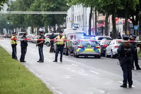 Polizisten stehen nahe der Stelle, an der am Mittwochnachmittag ein Fahrzeug in eine Gruppe von Menschen gefahren ist. 
