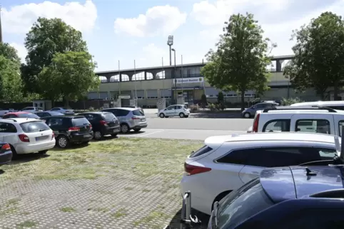 Parkplatz nahe des Stadioneingangs an der Erich-Reimann-Straße. Dort können sich die Grünen eine Kita vorstellen