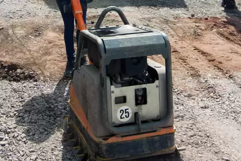 Rüttelplatten sind sehr schwere Geräte, die man nicht so einfach einstecken und mitnehmen kann.