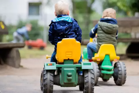Gemeinsames Spielen: In den Kitas läuft derzeit der eingeschränkte Regelbetrieb. Das bedeutet, dass Kinder in festen Gruppen, di