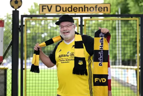 Die Kluft gehört dazu: Theo Franken mit dem Gedächtnisschal an das Pokalspiel gegen den FCK.