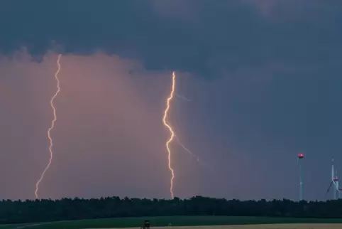 Am Samstag kann es zum Teil zu heftigen Gewittern mit Starkregen und Hagel kommen. 