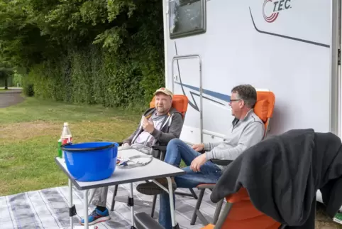 Andreas Probst aus Nünberg (links) ist mit seiner Familie für 2 Wochen in Wolfstein, hier im Gespräch mit Platzbetreiber Reginal