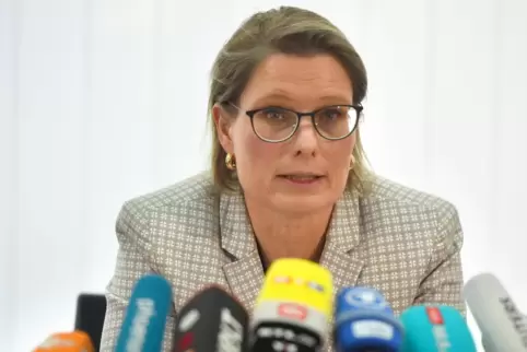 Bildungsministerin Stefanie Hubig (SPD): Auch im eingeschränkten Regelbetrieb soll es Schulnoten geben. 