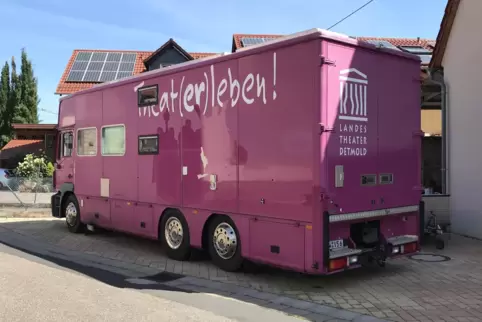 „Theat(er)leben!“ steht außen drauf, doch inzwischen gibt es innen eher Familienleben.