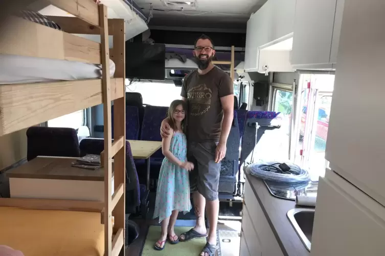 Der Mu&szlig;bacher Volker Walcher hat den fr&uuml;heren Theaterbus aus Nordrhein-Westfalen in Eigenregie zu einem Wohnmobil umgebaut. Toch