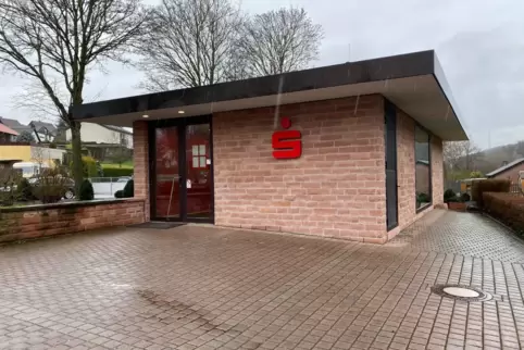 Auf den Parkplätzen neben der Filiale der Stadtsparkasse in Erlenbach dürfen auch Besucher der Arztpraxis von Anja und Michael B