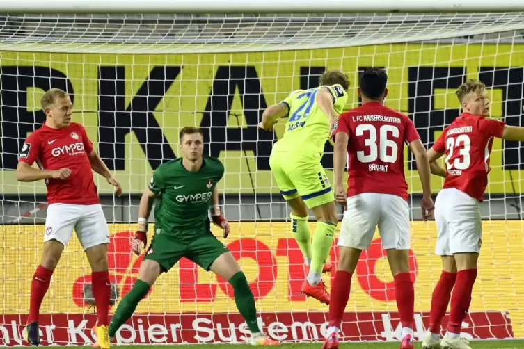 Kopfball leicht gemacht: Duisburgs Maximilian Jansen (Mitte) kommt ungestört an den Ball und erzielt das 1:3. 