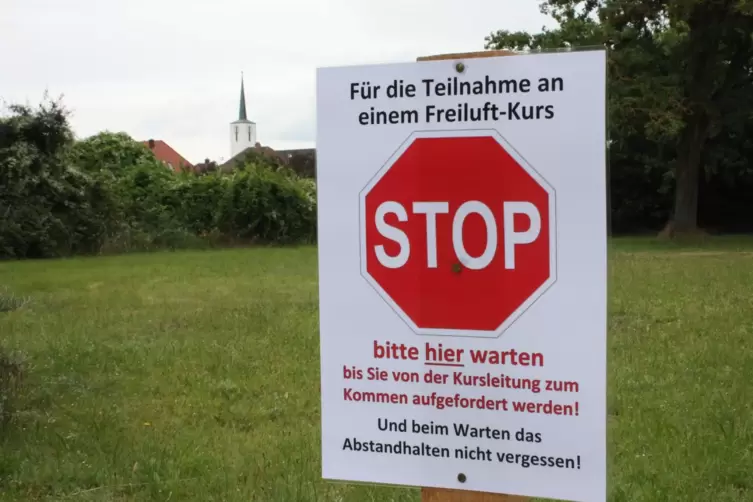 An der Wiese in Schifferstadt m&uuml;ssen die Teilnehmer am Stoppschild warten. 