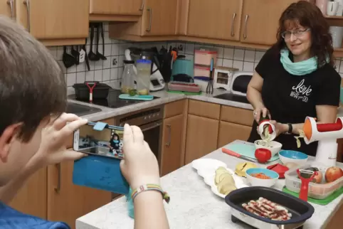 Mit selbstgedrehten Videos stellt Claudia Bohlander sie neusten Tupperware-Geräte vor.
