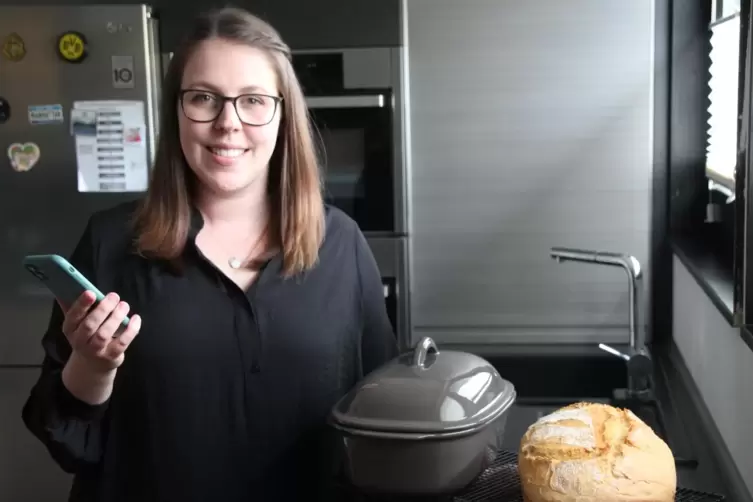 Annika Maekelborger f&uuml;hrt neue Produkte von Pampered Chef bei Whatsapp-Partys vor. 
