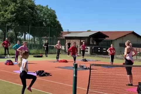 Freiluft-Training: Die Herschberger Juniorengarde übt auf dem Tennisplatz.