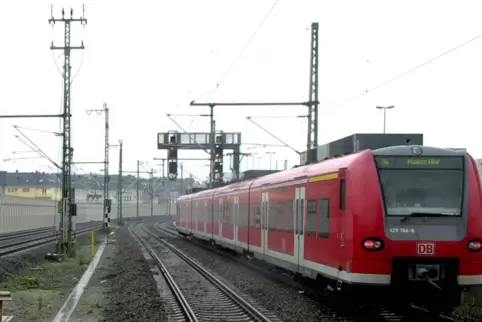 Parallel zur im Abriss begriffenen Ludwigshafener Hochstraße Süd verläuft eine Bahnstrecke, auf der fünf S-Bahn-Linien fahren. D