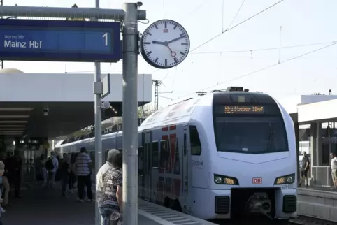 Die Fahrt mit dem Regional-Express von Pfälzer Bahnhöfen wie Frankenthal, Ludwigshafen und Speyer wird am 14. Juni günstiger. 