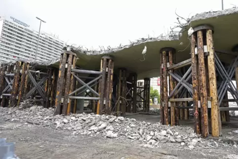 Der Abriss der Hochstraße Süd in Ludwigshafen hat begonnen. 