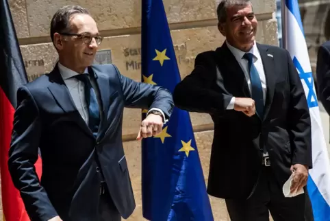 Bundesaußenminister Heiko Maas (links) begrüßt seinen israelischen Amtskollegen Gabi Aschkenasi mit dem Ellebogen.